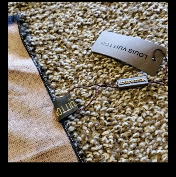 2 LV design scarves/ shawl - Picture 7 of 10